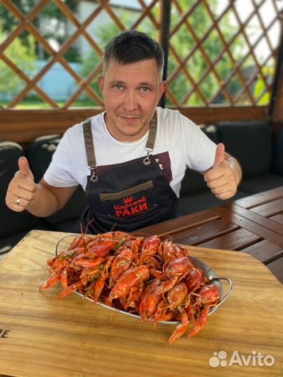 Живые и вареные раки Волжские