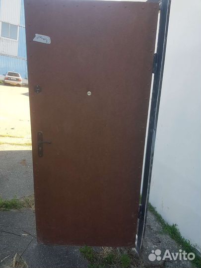 Дверь входная металлическая б/у