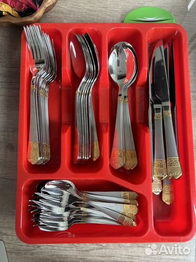 Тарелка, чайный сервиз, вилки, ложки