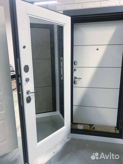 Дверь входная с зеркалом