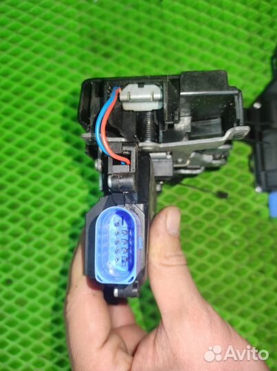 Замок двери передний Volkswagen Golf Plus