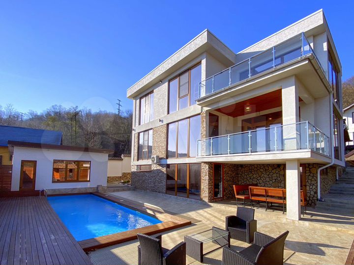 Коттедж 300 м² на участке 8 сот.