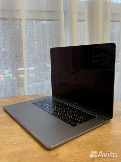 MacBook Pro 15 (2016), 256 гб, 4 ядерный Intel Cor