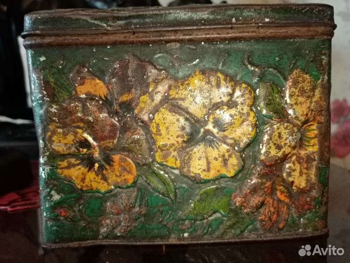 Старинная жестяная коробка