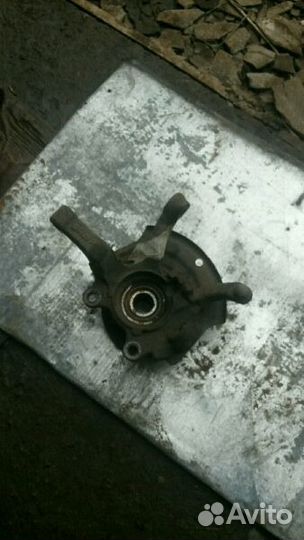 Кулак передний правый Nissan X-Trail T30