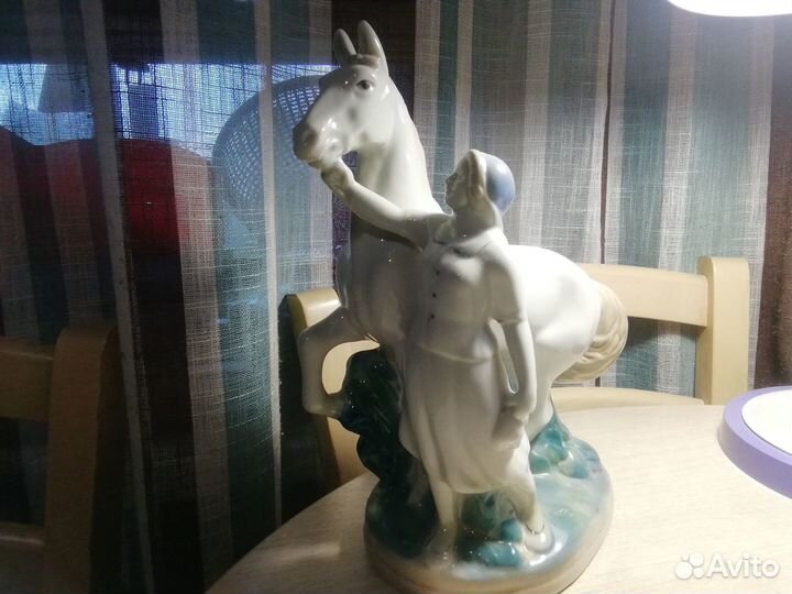 Статуэтка Конезаводчица Гжель