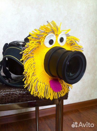 Вязаная игрушка на фотоаппарат