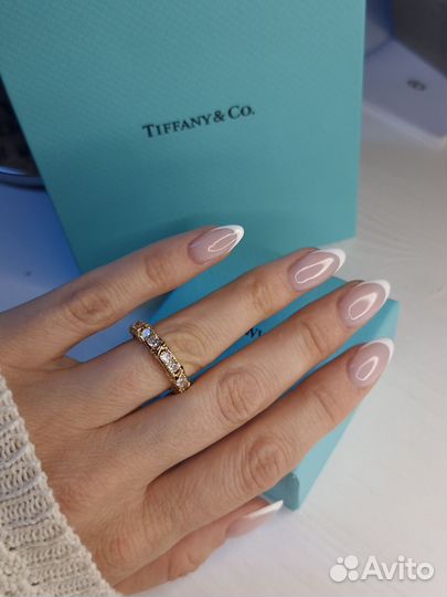 Кольцо Tiffany белый камень на золоте