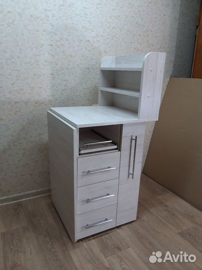 Маникюрный стол с полкой для лаков