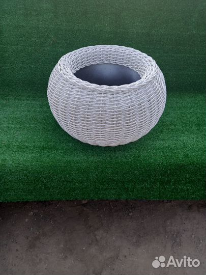 Кашпо из искусственного ротанга