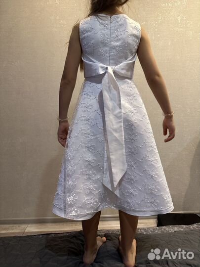 Нарядное белое платье для девочки