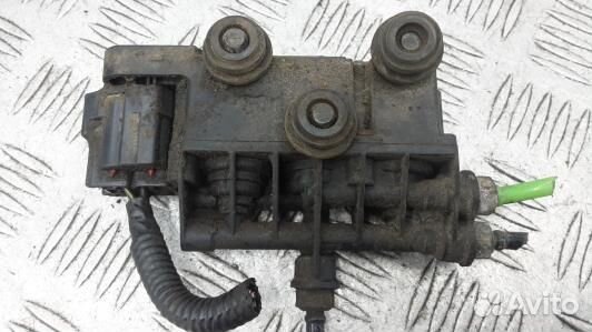 Клапан пневмоподвески land rover discovery 3 (ZNI1