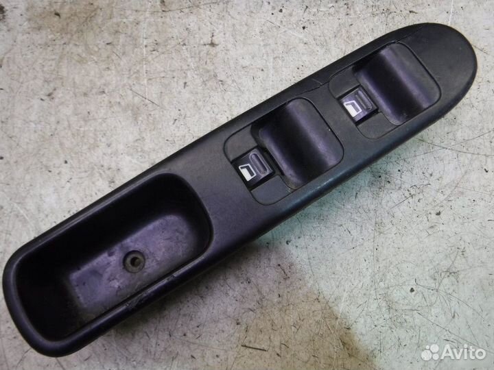 Кнопки стеклоподъемников Peugeot 307