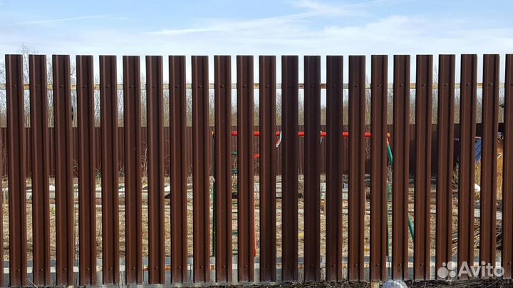 Забор из евроштакетника с металлическими столбами