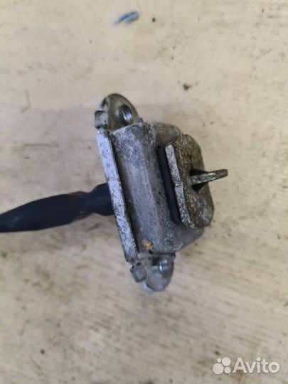 Ограничитель двери передний правый Nissan Juke F15