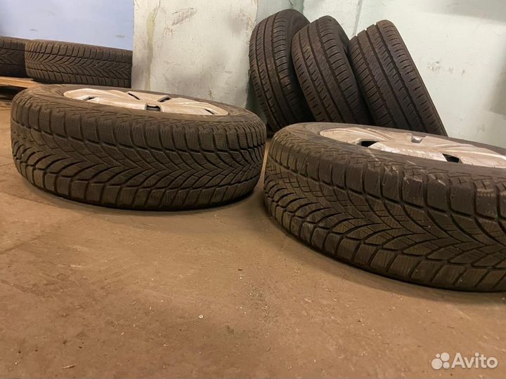 Goodyear UltraGrip Ice 2 215/65 R16 98T