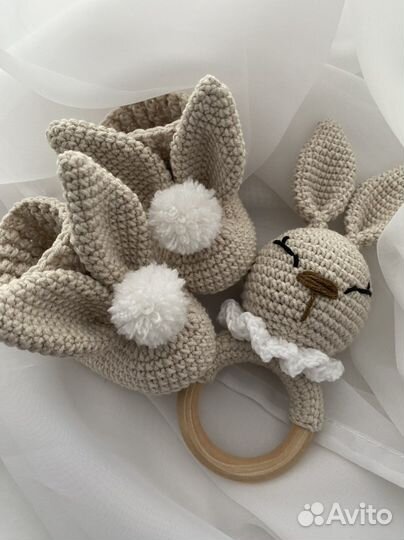 Набор погремушка вязаная+ вязаные пинетки