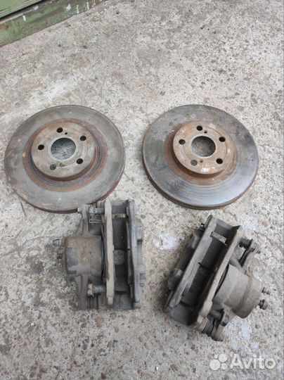 Передние суппорта и диски Toyota Avensis t25