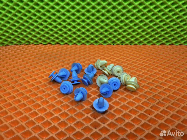 Клипса обшивки двери Renault Logan