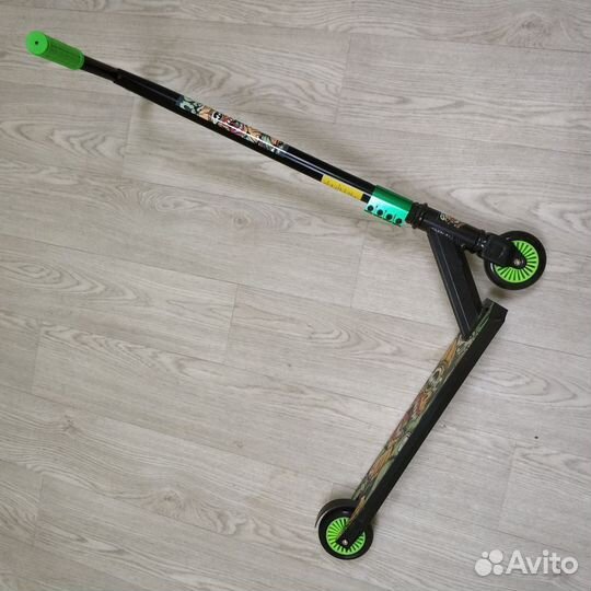 Трюковой самокат с пластиковыми дисками в колесах