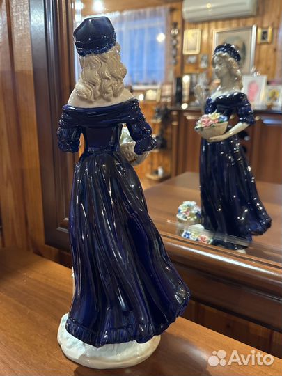 Статуэтка девушка с цветами фарфор