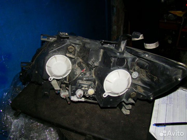 Фара передняя правая Nissan Serena C25 MR20DE