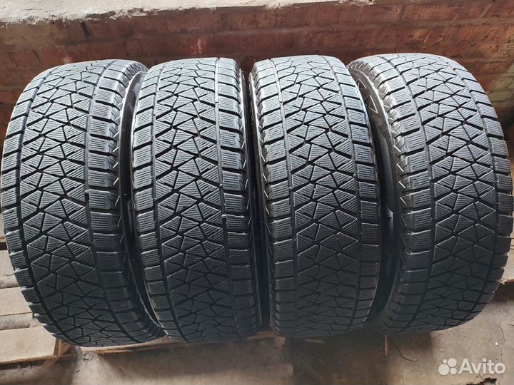 Bridgestone Blizzak DM-V2 235/65 R17