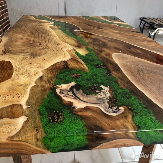 Обеденный стол река