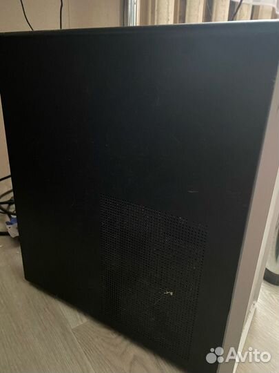 Игровой компьютер с монитором и клавиатурой