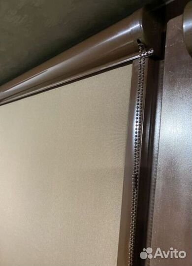 Рулонные шторы в коричневом коробе РКК-7123