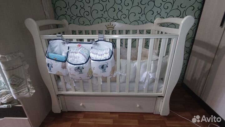 Кроватка с маятником, ящиком и принадлежностями