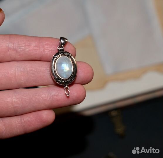 Подвеска с лунным камнем (адуляром)