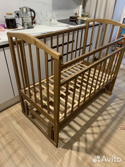 Детская кроватка с продольным маятником