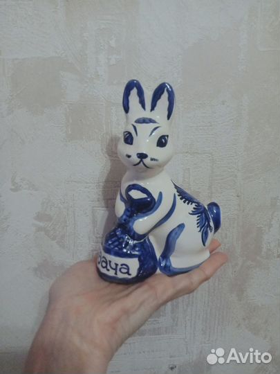 Фарфоровая статуэтка заяц