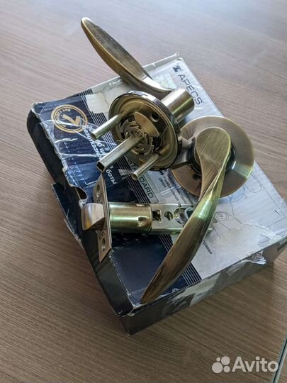 Замок врезной,дверные ручки и доводчик