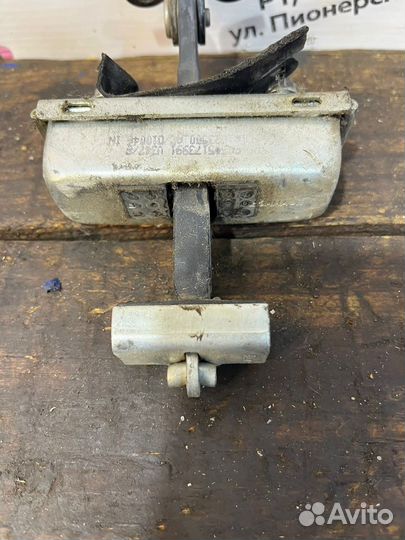 Ограничитель двери правый Ford Transit 2010