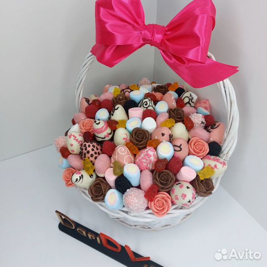 Корзина с клубникой в шоколаде с мармеладом и шок