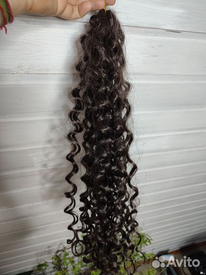 Волосы на заколках черные