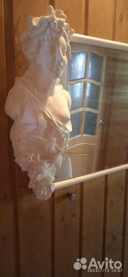 Зеркало в гипсовой раме