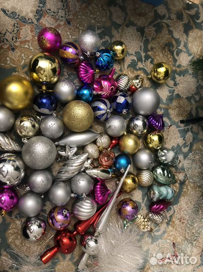 Елка искусственная. Игрушки в подарок