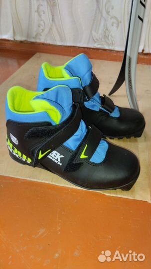 Лыжи с палками и ботинками