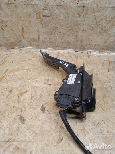 Педаль газа Nissan Almera