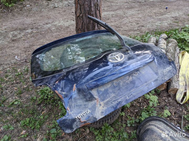 Крышка багажника Тойота аурис 2008