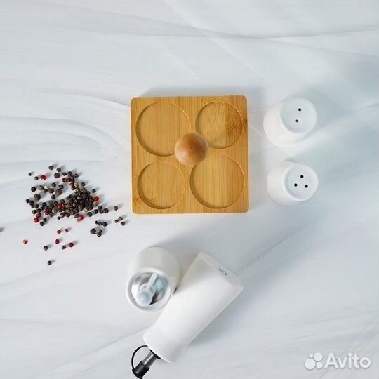 Набор фарфоровый для специй на деревянной подставк