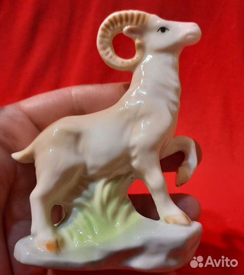 Статуэтка фарфоровая