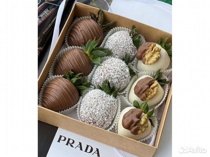 Цветы с клубникой в бельгийском шоколаде KLL-7947