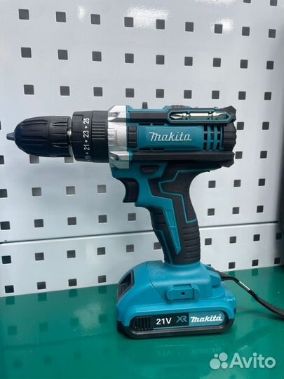 Шуруповерт Makita 21 v с набором инструментов