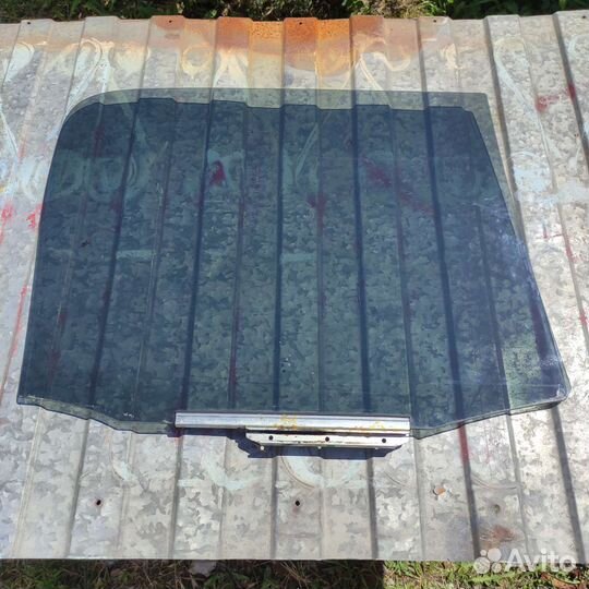 Стекло двери правой задней для Toyota FunCargo