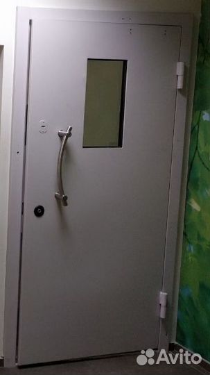 Сейфовая дверь от кассы банка