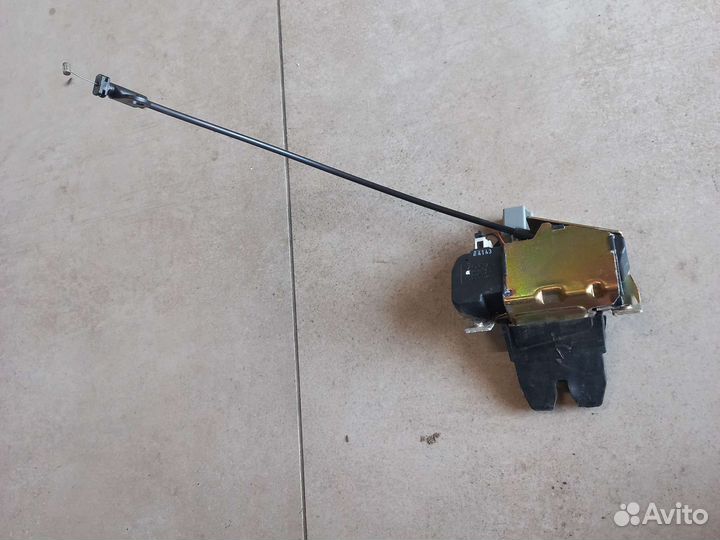 Замок крышки багажника Volvo S60 1